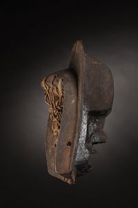 Dogon - Mali : Maschera di scimmia nera.Legno duro a patina scura, bitume e pigmenti, peli animali e fibra.Difetti e segni d'uso.  - Asta Asta 365 | ARTE AFRICANA, OCEANICA E DELLE AMERICHE - ARTE AFRICANA Tradizionale - Associazione Nazionale - Case d'Asta italiane