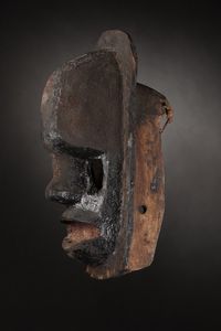Dogon - Mali : Maschera di scimmia nera.Legno duro a patina scura, bitume e pigmenti, peli animali e fibra.Difetti e segni d'uso.  - Asta Asta 365 | ARTE AFRICANA, OCEANICA E DELLE AMERICHE - ARTE AFRICANA Tradizionale - Associazione Nazionale - Case d'Asta italiane