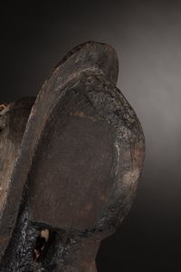 Dogon - Mali : Maschera di scimmia nera.Legno duro a patina scura, bitume e pigmenti, peli animali e fibra.Difetti e segni d'uso.  - Asta Asta 365 | ARTE AFRICANA, OCEANICA E DELLE AMERICHE - ARTE AFRICANA Tradizionale - Associazione Nazionale - Case d'Asta italiane