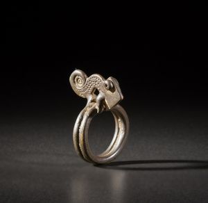 Senufo - Costa d'Avorio, Mali, Burkina Faso - Anello a doppio cerchio con camaleonte.Bronzo.Segni d'uso.