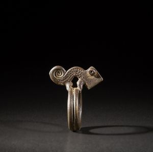 Senufo - Costa d'Avorio, Mali, Burkina Faso : Anello a doppio cerchio con camaleonte.Bronzo.Segni d'uso.  - Asta Asta 365 | ARTE AFRICANA, OCEANICA E DELLE AMERICHE - ARTE AFRICANA Tradizionale - Associazione Nazionale - Case d'Asta italiane