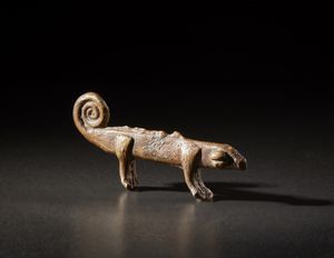 Lobi - Burkina Faso : Piccola scultura a forma di camaleonte.Bronzo.Segni d'uso.  - Asta Asta 365 | ARTE AFRICANA, OCEANICA E DELLE AMERICHE - ARTE AFRICANA Tradizionale - Associazione Nazionale - Case d'Asta italiane