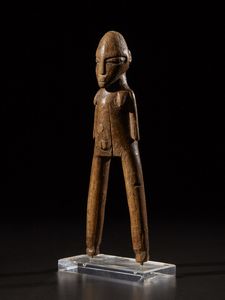Lobi - Burkina Faso, Costa d'Avorio - Fionda.Legno duro a patina chiara.Segni d'uso.Con base in plexiglass.