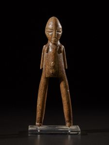 Lobi - Burkina Faso, Costa d'Avorio : Fionda.Legno duro a patina chiara.Segni d'uso.Con base in plexiglass.  - Asta Asta 365 | ARTE AFRICANA, OCEANICA E DELLE AMERICHE - ARTE AFRICANA Tradizionale - Associazione Nazionale - Case d'Asta italiane