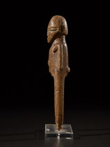 Lobi - Burkina Faso, Costa d'Avorio : Fionda.Legno duro a patina chiara.Segni d'uso.Con base in plexiglass.  - Asta Asta 365 | ARTE AFRICANA, OCEANICA E DELLE AMERICHE - ARTE AFRICANA Tradizionale - Associazione Nazionale - Case d'Asta italiane
