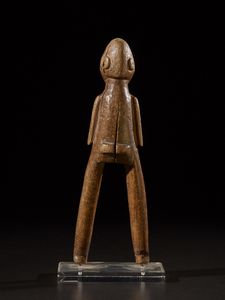 Lobi - Burkina Faso, Costa d'Avorio : Fionda.Legno duro a patina chiara.Segni d'uso.Con base in plexiglass.  - Asta Asta 365 | ARTE AFRICANA, OCEANICA E DELLE AMERICHE - ARTE AFRICANA Tradizionale - Associazione Nazionale - Case d'Asta italiane