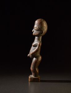 Lobi - Burkina Faso : Figura maschile o Bateba.Legno duro a patina scura.Segni d'uso.  - Asta Asta 365 | ARTE AFRICANA, OCEANICA E DELLE AMERICHE - ARTE AFRICANA Tradizionale - Associazione Nazionale - Case d'Asta italiane