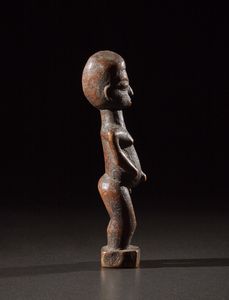 Lobi - Burkina Faso : Figura maschile o Bateba.Legno duro a patina scura.Segni d'uso.  - Asta Asta 365 | ARTE AFRICANA, OCEANICA E DELLE AMERICHE - ARTE AFRICANA Tradizionale - Associazione Nazionale - Case d'Asta italiane