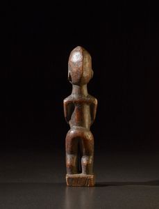 Lobi - Burkina Faso : Figura maschile o Bateba.Legno duro a patina scura.Segni d'uso.  - Asta Asta 365 | ARTE AFRICANA, OCEANICA E DELLE AMERICHE - ARTE AFRICANA Tradizionale - Associazione Nazionale - Case d'Asta italiane
