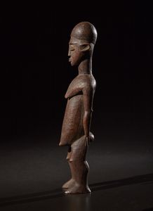 Lobi - Burkina Faso : Figura maschile o Bateba.Legno duro a patina naturale.Segni d'uso.  - Asta Asta 365 | ARTE AFRICANA, OCEANICA E DELLE AMERICHE - ARTE AFRICANA Tradizionale - Associazione Nazionale - Case d'Asta italiane