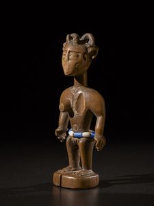 Ewe - Ghana - Scultura  femminile.Legno duro a patina chiara, perline e pigmenti.Una mancanza e segni d'uso.