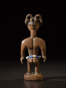 Ewe - Ghana : Scultura  femminile.Legno duro a patina chiara, perline e pigmenti.Una mancanza e segni d'uso.  - Asta Asta 365 | ARTE AFRICANA, OCEANICA E DELLE AMERICHE - ARTE AFRICANA Tradizionale - Associazione Nazionale - Case d'Asta italiane