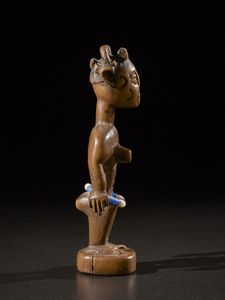 Ewe - Ghana : Scultura  femminile.Legno duro a patina chiara, perline e pigmenti.Una mancanza e segni d'uso.  - Asta Asta 365 | ARTE AFRICANA, OCEANICA E DELLE AMERICHE - ARTE AFRICANA Tradizionale - Associazione Nazionale - Case d'Asta italiane