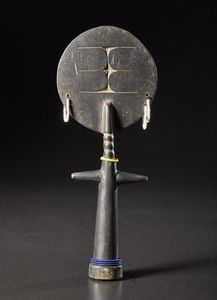 Ashanti - Ghana : Bambola di fertilit o Akua' ba.Legno duro a patina scura, perline.Segni d'uso.  - Asta Asta 365 | ARTE AFRICANA, OCEANICA E DELLE AMERICHE - ARTE AFRICANA Tradizionale - Associazione Nazionale - Case d'Asta italiane