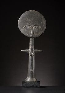 Ashanti - Ghana - Bambola di fertilità o Akua'ba.Legno duro a patina nera.Segni d'uso.Etichetta scritta a mano Con base