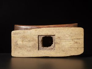 Ashanti - Ghana : Sedile Mma gwa.Legno duro a patina chiara.Difetti, restauri, pigmento e segni d'uso.  - Asta Asta 365 | ARTE AFRICANA, OCEANICA E DELLE AMERICHE - ARTE AFRICANA Tradizionale - Associazione Nazionale - Case d'Asta italiane