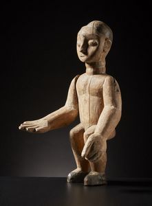 Ewe - Ghana - Scultura antropomorfa. legno duro a patina naturale, chiodi, pigmento nero.Segni d'uso.