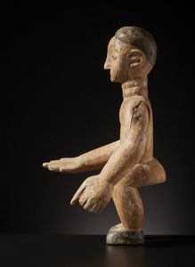 Ewe - Ghana : Scultura antropomorfa. legno duro a patina naturale, chiodi, pigmento nero.Segni d'uso.  - Asta Asta 365 | ARTE AFRICANA, OCEANICA E DELLE AMERICHE - ARTE AFRICANA Tradizionale - Associazione Nazionale - Case d'Asta italiane