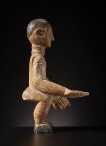Ewe - Ghana : Scultura antropomorfa. legno duro a patina naturale, chiodi, pigmento nero.Segni d'uso.  - Asta Asta 365 | ARTE AFRICANA, OCEANICA E DELLE AMERICHE - ARTE AFRICANA Tradizionale - Associazione Nazionale - Case d'Asta italiane