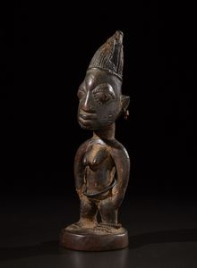 Yoruba -Nigeria - Scultura Ibeji.Legno duro a patina scura, fibre, perline e pigmenti.Difetti, segni d'uso ed etichetta di provenienza.