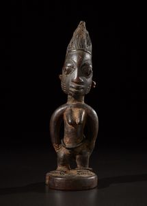 Yoruba -Nigeria : Scultura Ibeji.Legno duro a patina scura, fibre, perline e pigmenti.Difetti, segni d'uso ed etichetta di provenienza.  - Asta Asta 365 | ARTE AFRICANA, OCEANICA E DELLE AMERICHE - ARTE AFRICANA Tradizionale - Associazione Nazionale - Case d'Asta italiane