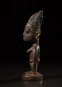 Yoruba -Nigeria : Scultura Ibeji.Legno duro a patina scura, fibre, perline e pigmenti.Difetti, segni d'uso ed etichetta di provenienza.  - Asta Asta 365 | ARTE AFRICANA, OCEANICA E DELLE AMERICHE - ARTE AFRICANA Tradizionale - Associazione Nazionale - Case d'Asta italiane