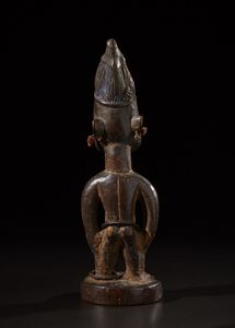 Yoruba -Nigeria : Scultura Ibeji.Legno duro a patina scura, fibre, perline e pigmenti.Difetti, segni d'uso ed etichetta di provenienza.  - Asta Asta 365 | ARTE AFRICANA, OCEANICA E DELLE AMERICHE - ARTE AFRICANA Tradizionale - Associazione Nazionale - Case d'Asta italiane