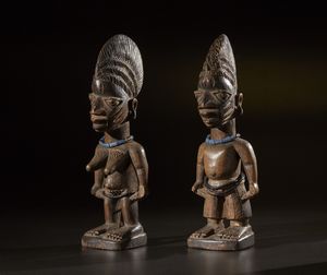 Yoruba -Nigeria - Coppia di gemelli Ibeji.Legno duro a patina chiara, perline, fibre e pigmenti.Piccoli difetti e segni d'uso.