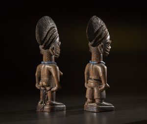 Yoruba -Nigeria : Coppia di gemelli Ibeji.Legno duro a patina chiara, perline, fibre e pigmenti.Piccoli difetti e segni d'uso.  - Asta Asta 365 | ARTE AFRICANA, OCEANICA E DELLE AMERICHE - ARTE AFRICANA Tradizionale - Associazione Nazionale - Case d'Asta italiane