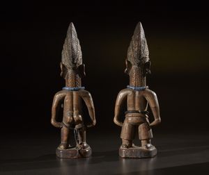 Yoruba -Nigeria : Coppia di gemelli Ibeji.Legno duro a patina chiara, perline, fibre e pigmenti.Piccoli difetti e segni d'uso.  - Asta Asta 365 | ARTE AFRICANA, OCEANICA E DELLE AMERICHE - ARTE AFRICANA Tradizionale - Associazione Nazionale - Case d'Asta italiane
