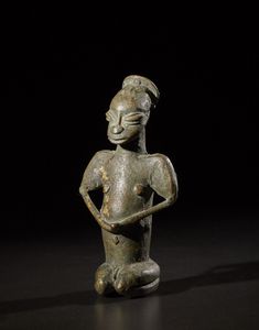 Yoruba -Nigeria - Figura seduta Edan.Bronzo con patina verde.Piccoli difetti di fusione e segni d'uso.