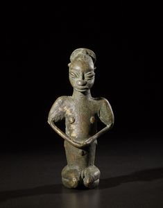 Yoruba -Nigeria : Figura seduta Edan.Bronzo con patina verde.Piccoli difetti di fusione e segni d'uso.  - Asta Asta 365 | ARTE AFRICANA, OCEANICA E DELLE AMERICHE - ARTE AFRICANA Tradizionale - Associazione Nazionale - Case d'Asta italiane