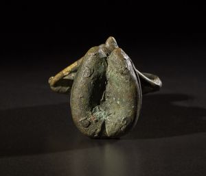 Yoruba -Nigeria : Figura seduta Edan.Bronzo con patina verde.Piccoli difetti di fusione e segni d'uso.  - Asta Asta 365 | ARTE AFRICANA, OCEANICA E DELLE AMERICHE - ARTE AFRICANA Tradizionale - Associazione Nazionale - Case d'Asta italiane