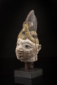 Yoruba -Nigeria - Egungun Layewu.Marionetta'' testa di capo''.Legno duro pieno a patina chiara, pigmenti naturali ed industriali.Segni d'uso ed etichetta espositiva.Con base