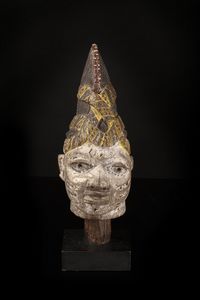 Yoruba -Nigeria : Egungun Layewu.Marionetta'' testa di capo''.Legno duro pieno a patina chiara, pigmenti naturali ed industriali.Segni d'uso ed etichetta espositiva.Con base  - Asta Asta 365 | ARTE AFRICANA, OCEANICA E DELLE AMERICHE - ARTE AFRICANA Tradizionale - Associazione Nazionale - Case d'Asta italiane