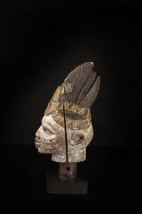 Yoruba -Nigeria : Egungun Layewu.Marionetta'' testa di capo''.Legno duro pieno a patina chiara, pigmenti naturali ed industriali.Segni d'uso ed etichetta espositiva.Con base  - Asta Asta 365 | ARTE AFRICANA, OCEANICA E DELLE AMERICHE - ARTE AFRICANA Tradizionale - Associazione Nazionale - Case d'Asta italiane
