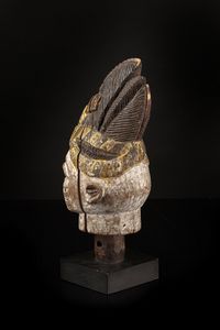 Yoruba -Nigeria : Egungun Layewu.Marionetta'' testa di capo''.Legno duro pieno a patina chiara, pigmenti naturali ed industriali.Segni d'uso ed etichetta espositiva.Con base  - Asta Asta 365 | ARTE AFRICANA, OCEANICA E DELLE AMERICHE - ARTE AFRICANA Tradizionale - Associazione Nazionale - Case d'Asta italiane