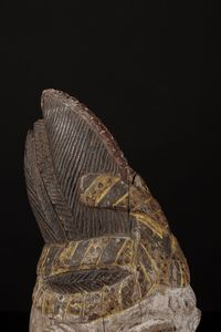 Yoruba -Nigeria : Egungun Layewu.Marionetta'' testa di capo''.Legno duro pieno a patina chiara, pigmenti naturali ed industriali.Segni d'uso ed etichetta espositiva.Con base  - Asta Asta 365 | ARTE AFRICANA, OCEANICA E DELLE AMERICHE - ARTE AFRICANA Tradizionale - Associazione Nazionale - Case d'Asta italiane