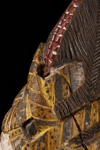 Yoruba -Nigeria : Egungun Layewu.Marionetta'' testa di capo''.Legno duro pieno a patina chiara, pigmenti naturali ed industriali.Segni d'uso ed etichetta espositiva.Con base  - Asta Asta 365 | ARTE AFRICANA, OCEANICA E DELLE AMERICHE - ARTE AFRICANA Tradizionale - Associazione Nazionale - Case d'Asta italiane