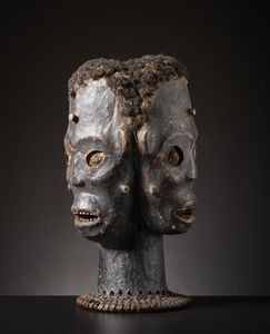 Ekoi o Eiagham - Nigeria, Camerun - Cimiero in forma di testa umana.Legno, pelle di antilope pigmenti e capelli umani su base di vimini.Difetti e segni d'uso.