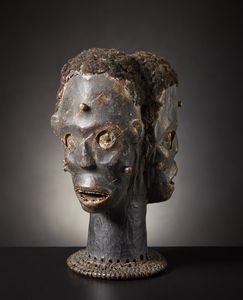 Ekoi o Eiagham - Nigeria, Camerun : Cimiero in forma di testa umana.Legno, pelle di antilope pigmenti e capelli umani su base di vimini.Difetti e segni d'uso.  - Asta Asta 365 | ARTE AFRICANA, OCEANICA E DELLE AMERICHE - ARTE AFRICANA Tradizionale - Associazione Nazionale - Case d'Asta italiane