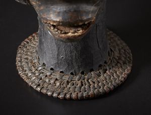Ekoi o Eiagham - Nigeria, Camerun : Cimiero in forma di testa umana.Legno, pelle di antilope pigmenti e capelli umani su base di vimini.Difetti e segni d'uso.  - Asta Asta 365 | ARTE AFRICANA, OCEANICA E DELLE AMERICHE - ARTE AFRICANA Tradizionale - Associazione Nazionale - Case d'Asta italiane