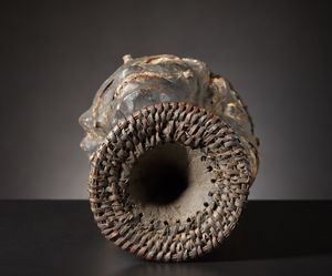 Ekoi o Eiagham - Nigeria, Camerun : Cimiero in forma di testa umana.Legno, pelle di antilope pigmenti e capelli umani su base di vimini.Difetti e segni d'uso.  - Asta Asta 365 | ARTE AFRICANA, OCEANICA E DELLE AMERICHE - ARTE AFRICANA Tradizionale - Associazione Nazionale - Case d'Asta italiane