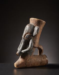 Baham - Camerun - Fornello da pipa in forma di testa di elefante.Legno duro a patina naturale, pigmenti, metallo.Segni d'uso.