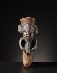 Baham - Camerun : Fornello da pipa in forma di testa di elefante.Legno duro a patina naturale, pigmenti, metallo.Segni d'uso.  - Asta Asta 365 | ARTE AFRICANA, OCEANICA E DELLE AMERICHE - ARTE AFRICANA Tradizionale - Associazione Nazionale - Case d'Asta italiane