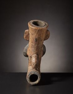 Baham - Camerun : Fornello da pipa in forma di testa di elefante.Legno duro a patina naturale, pigmenti, metallo.Segni d'uso.  - Asta Asta 365 | ARTE AFRICANA, OCEANICA E DELLE AMERICHE - ARTE AFRICANA Tradizionale - Associazione Nazionale - Case d'Asta italiane