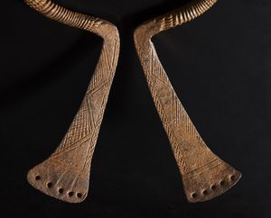 Fali/Tupuri - Camerun, Nigeria : Collana- Moneta.Ferro.Segni d'uso.  - Asta Asta 365 | ARTE AFRICANA, OCEANICA E DELLE AMERICHE - ARTE AFRICANA Tradizionale - Associazione Nazionale - Case d'Asta italiane