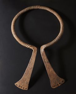 Fali/Tupuri - Camerun, Nigeria : Collana- Moneta.Ferro.Segni d'uso.  - Asta Asta 365 | ARTE AFRICANA, OCEANICA E DELLE AMERICHE - ARTE AFRICANA Tradizionale - Associazione Nazionale - Case d'Asta italiane