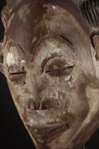 Punu - Gabon, Regione del fiume Ngouni : Maschera Mukudj.Legno tenero a patina naturale, caolino e pigmenti.Mancanze e segni d'uso.  - Asta Asta 365 | ARTE AFRICANA, OCEANICA E DELLE AMERICHE - ARTE AFRICANA Tradizionale - Associazione Nazionale - Case d'Asta italiane