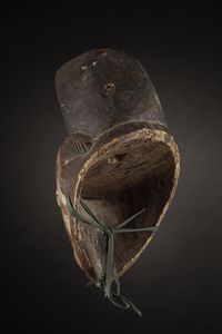 Punu - Gabon, Regione del fiume Ngouni : Maschera Mukudj.Legno tenero a patina naturale, caolino e pigmenti.Mancanze e segni d'uso.  - Asta Asta 365 | ARTE AFRICANA, OCEANICA E DELLE AMERICHE - ARTE AFRICANA Tradizionale - Associazione Nazionale - Case d'Asta italiane